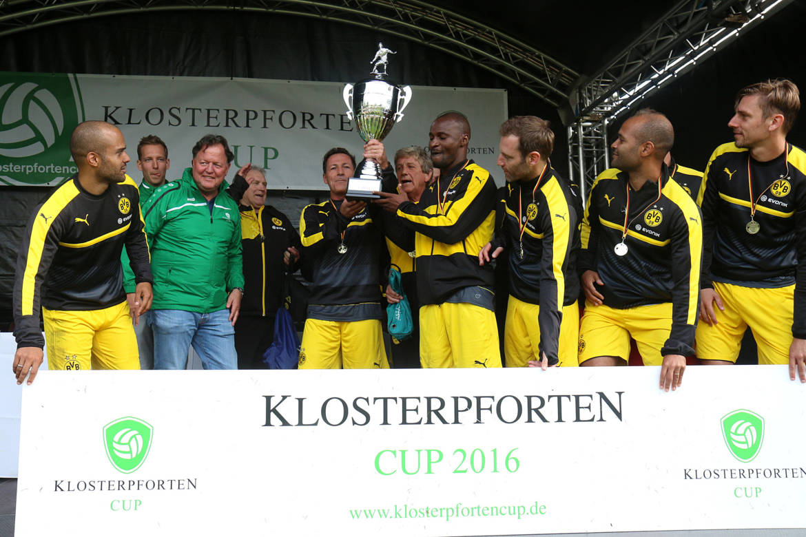 rob-Pokal-an-Siegerteam_5303.jpg